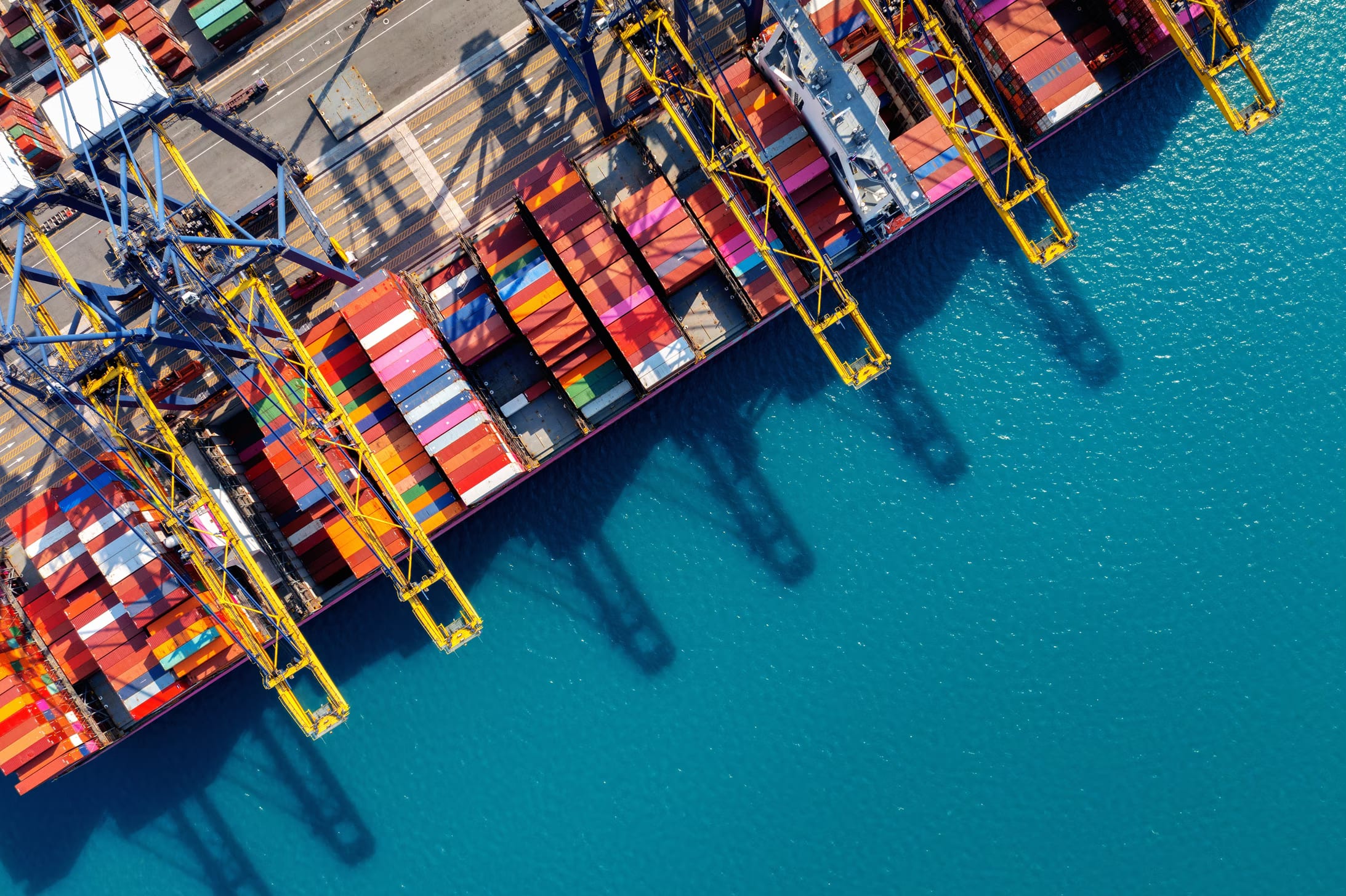 Buque portacontenedores en operación de comercio exterior