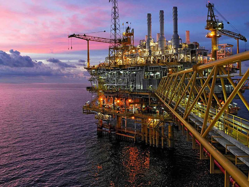 Plataforma offshore iluminada al atardecer