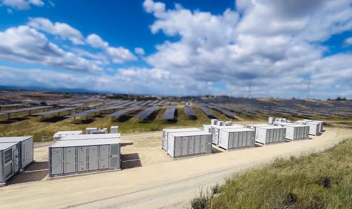 Contenedores de almacenamiento de energía junto a un parque solar