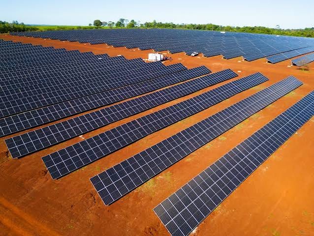 Hileras de paneles solares en un parque fotovoltaico