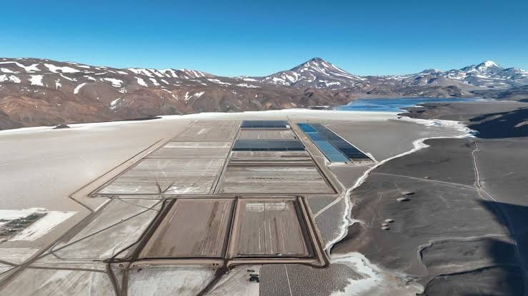 Piletas de evaporación del proyecto 3 Quebradas en un salar de alta montaña